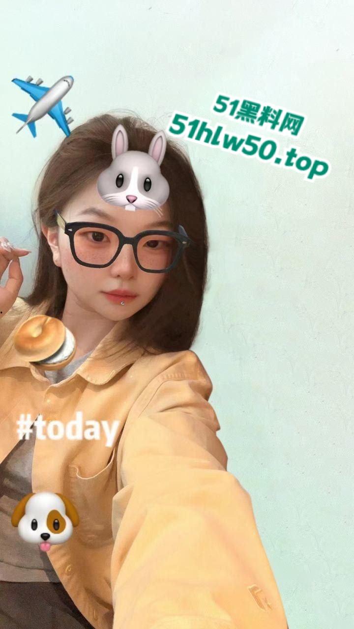 长沙电商运营【翟思荟】爱吞精的骚逼母狗口活一流，分手后遭男友曝光吃鸡视频！-3