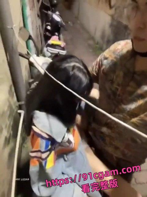 香港情侣在寺庙前猖狂露出！袒胸露乳又去后巷做爱抽插！引大范围网络讨伐-6