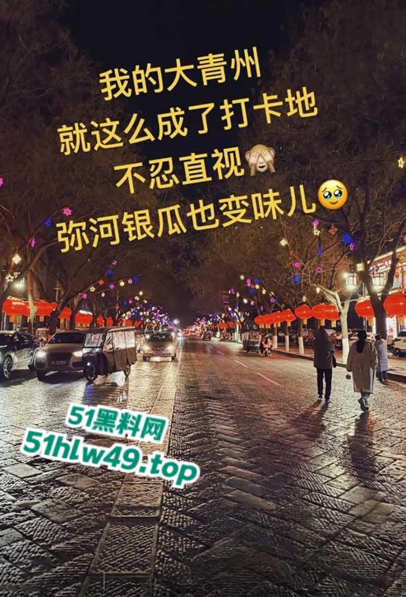 青州古城小巷上演活春宫，女的穿古风绿裙气质迷人蹲在猥琐男胯下，熟练伺候鸡巴旁若无人。-5