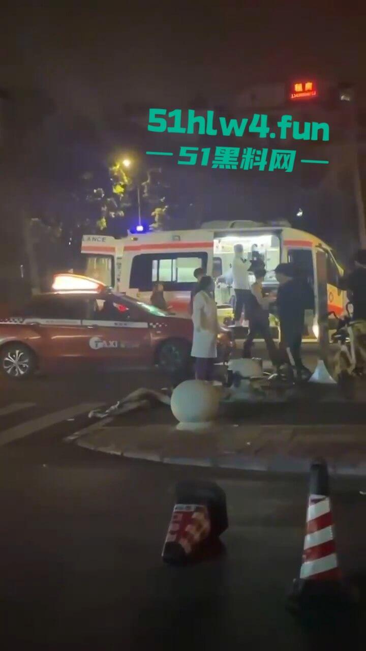 广州精神小妹磕药过量，当街挺尸路人见死不救还趁机摸奶抠逼视频曝光，下三滥的朋友真下头！-5