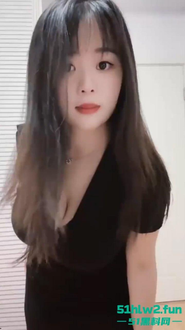 抖音巨乳网红【过去】为捞金全裸直播，超级大奶揉搓诱惑高劈双腿秀骚穴，当众特写放尿吸睛。-1