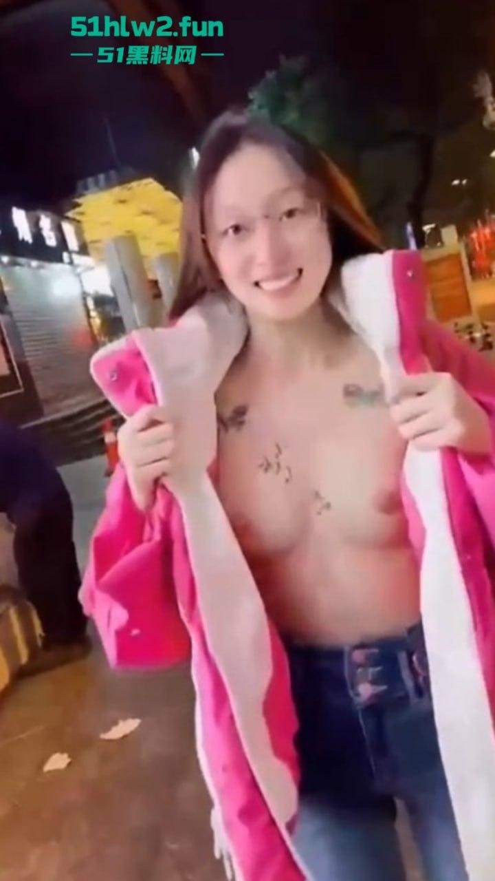 推特骚鸡【梦杰的母狗】寻求刺激人民广场当街露出 高挑美女为完成主人任务毫无底线。-6