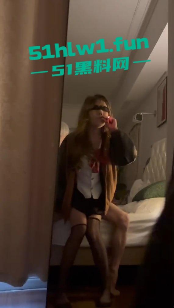 福建莆田骚货【郑烨烨】快手网红【吐泡泡】群里疯传她被操自拍视频，一边叼烟一边求操，骚话连篇堪称精神小妹本妹！-5