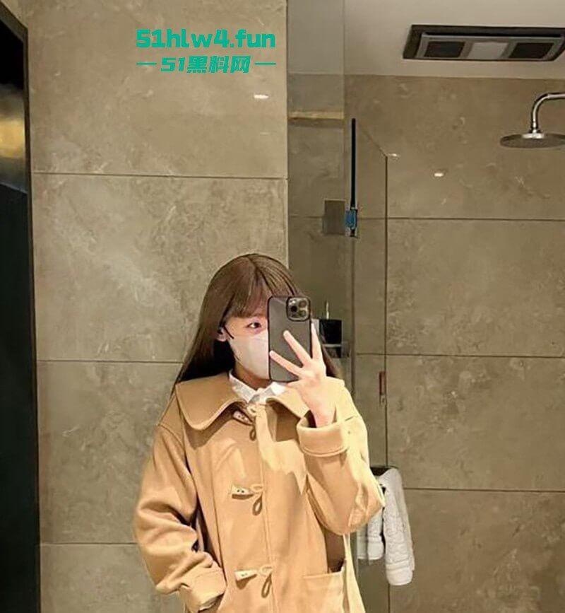 极品身材母狗【杜寓苓】00后反差学生妹，翘臀美腿性感诱人被大叔包养各种调教，性爱自拍视频流出。-1