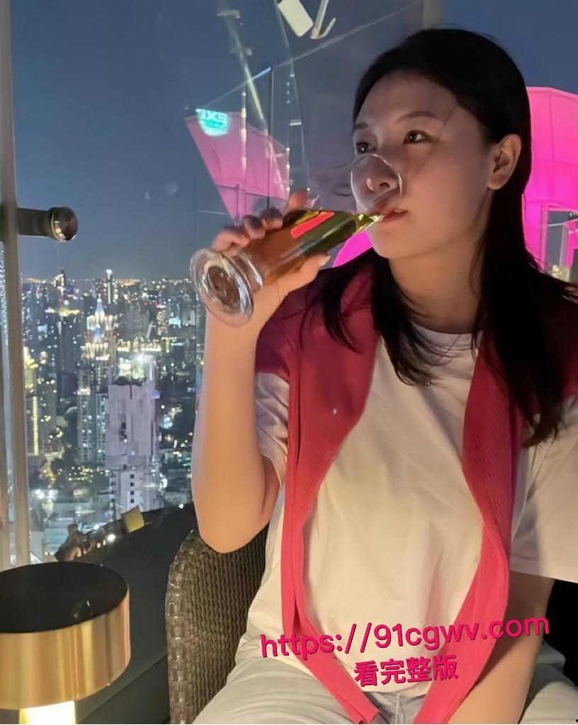 高颜值女神学生为金主深喉口爆，黑丝开裆腿大开大屌直冲嫩穴爆操，淫叫浪翻天！-10