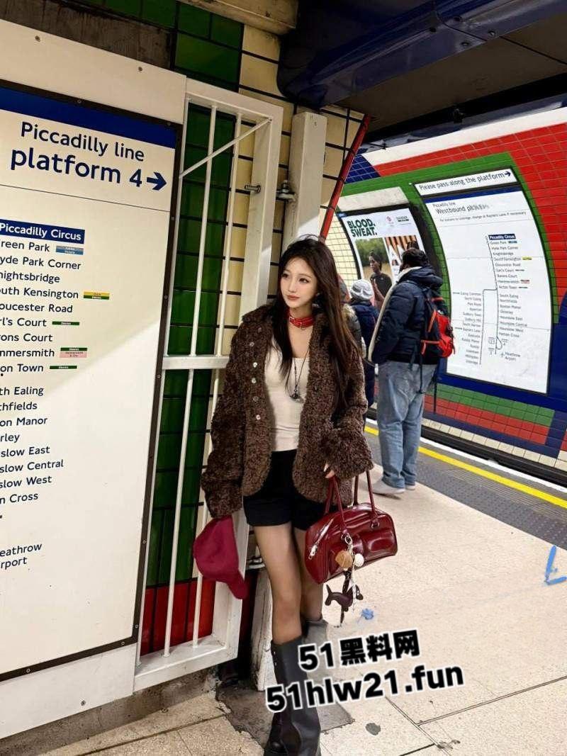 伦敦政治大学留学生【潘果果】心甘情愿做富二代母狗，各种调教抽打虐待无毛嫩穴，白富美小妞到国外就是浪逼。-4