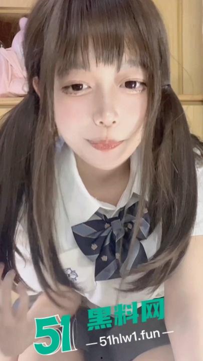 推特萝莉美少女〖要要饿晕了〗会员福利视频曝光 白丝美少女足交现场叫声超骚！-5