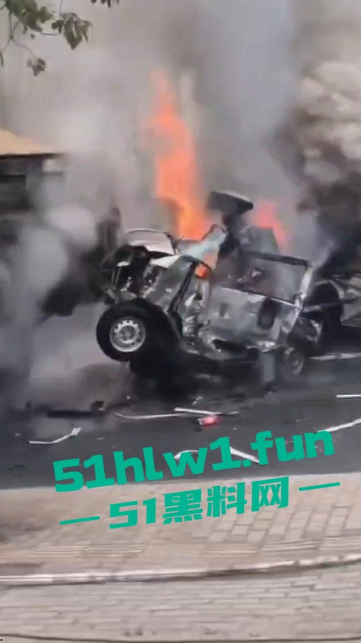 四川巴中恩阳区，发生12车相撞事故，造成5死一伤，现场画面流出，多家医院发声，细节信息量大。-4