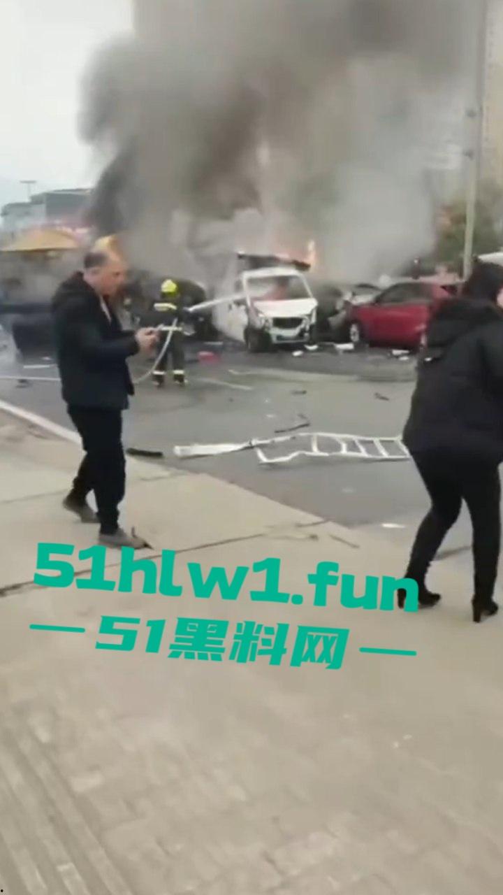 四川巴中恩阳区，发生12车相撞事故，造成5死一伤，现场画面流出，多家医院发声，细节信息量大。-5