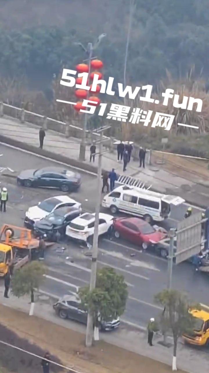 四川巴中恩阳区，发生12车相撞事故，造成5死一伤，现场画面流出，多家医院发声，细节信息量大。-10