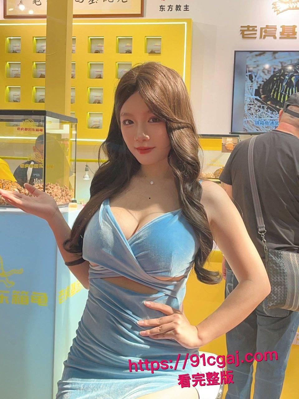 现在连卖乌龟都要请模特？广东佛山顺德龟展黑丝妹子扭腰甩臀勾魂，主办方慌张轰走这场肉欲大趴体 #世界名龟展模特派对揭秘 #网红高颜女神龟展暴露  #网红擦边 #龟友-11