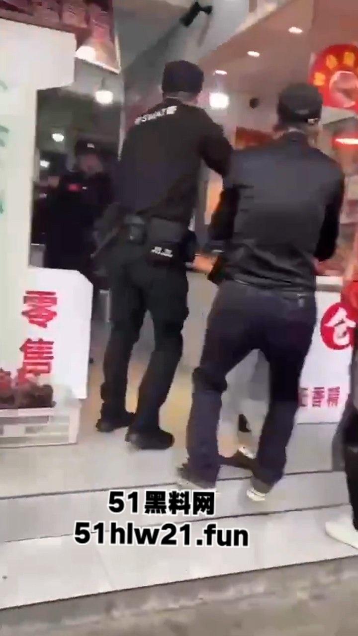 无码血腥慎入！安徽无为久久鸭鸭脖老板与人发生口角，被砍下脑袋当球踢，脑浆流泄一地。-8