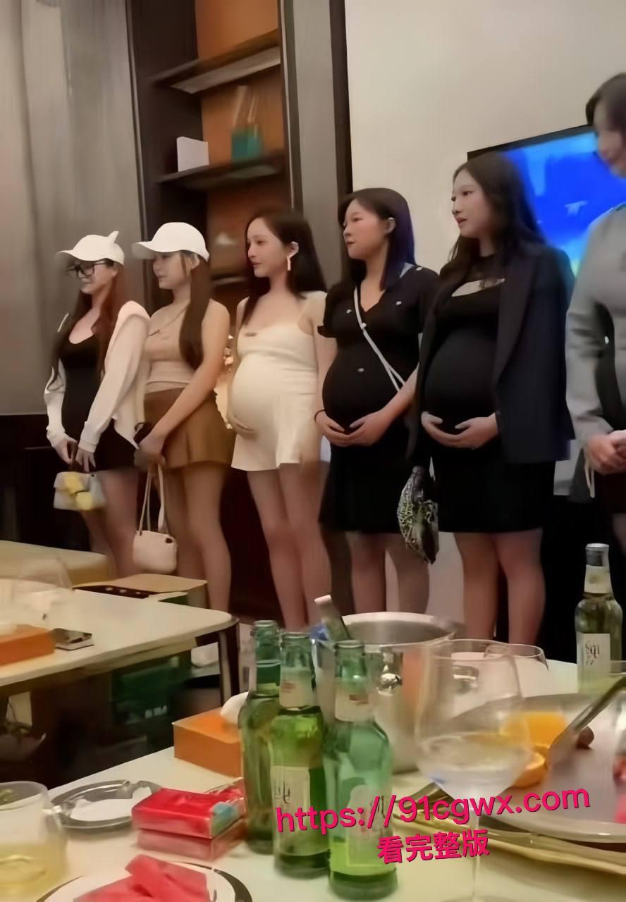 商务KTV惊现大肚孕妇站台 高颜准妈妈为奶粉钱跪舔大鸡巴被猛干骚穴，临盆肚皮颤喷奶汁浪叫成母狗！-7