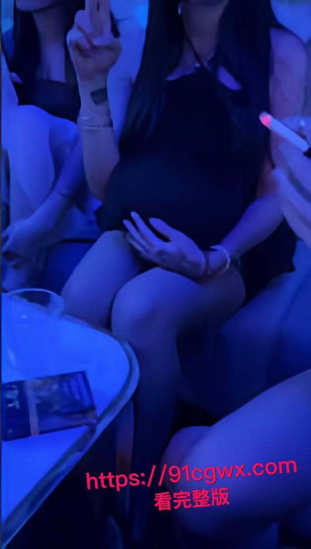 商务KTV惊现大肚孕妇站台 高颜准妈妈为奶粉钱跪舔大鸡巴被猛干骚穴，临盆肚皮颤喷奶汁浪叫成母狗！-8