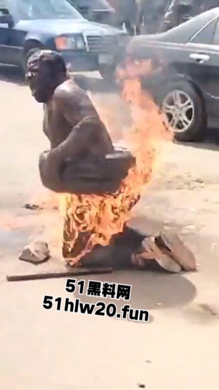 尼日利亚私刑现场，暴徒试图抢夺三轮车失败围观群众拒绝报警，改用私刑套轮胎烧人现场视频曝光。-1