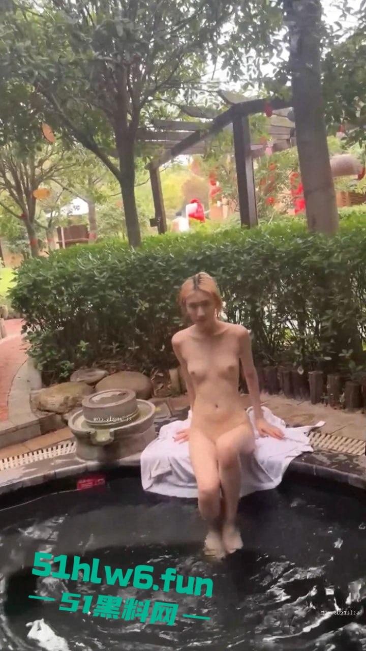 顶级身材校花女神【濑濑】身材高挑腿长逆天，被土豪调教自慰露出全裸游走学校性感至极。-4