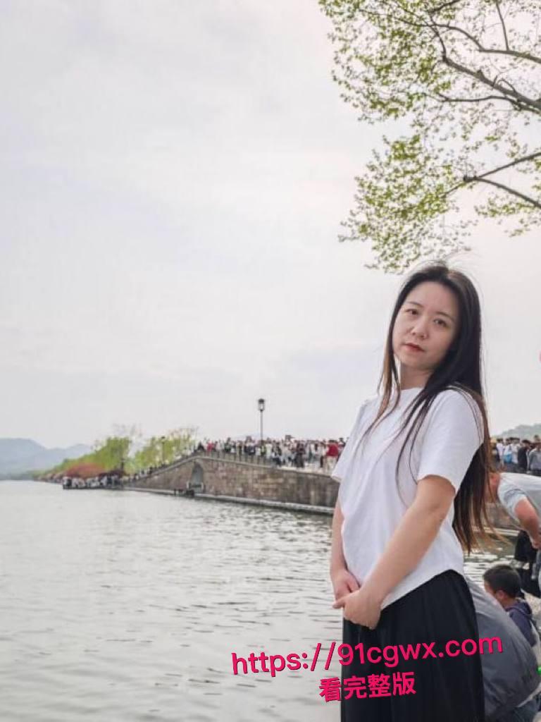 浙江嘉兴清纯人妻何晓韵野外口曝黑料全网疯传！小区楼下口老公大屌，忍不住了回家爆操骚母狗！-6