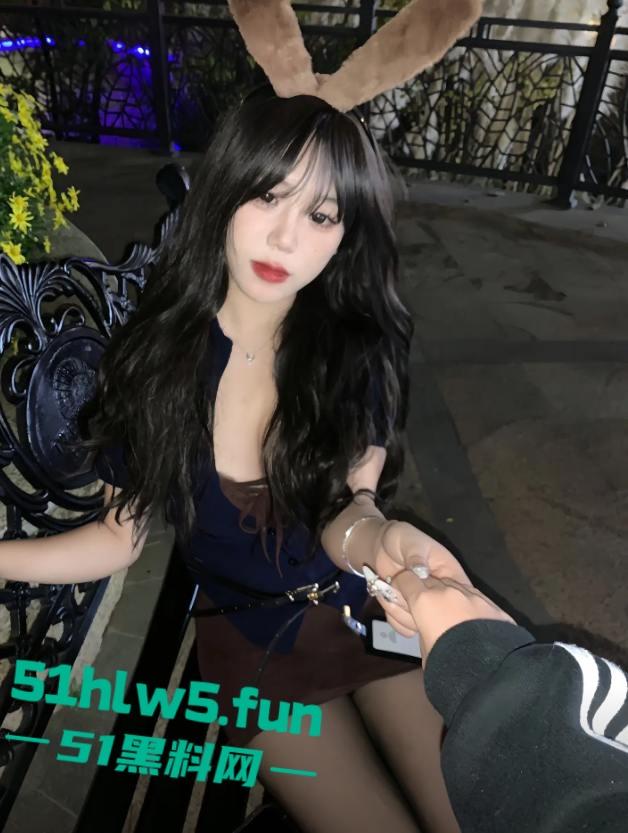 完美身材女研究生【张馨颖】白天是高冷学霸御姐，晚上秒变性感辣妹背着男友约炮体育生，激情爆操内射骚穴。-6