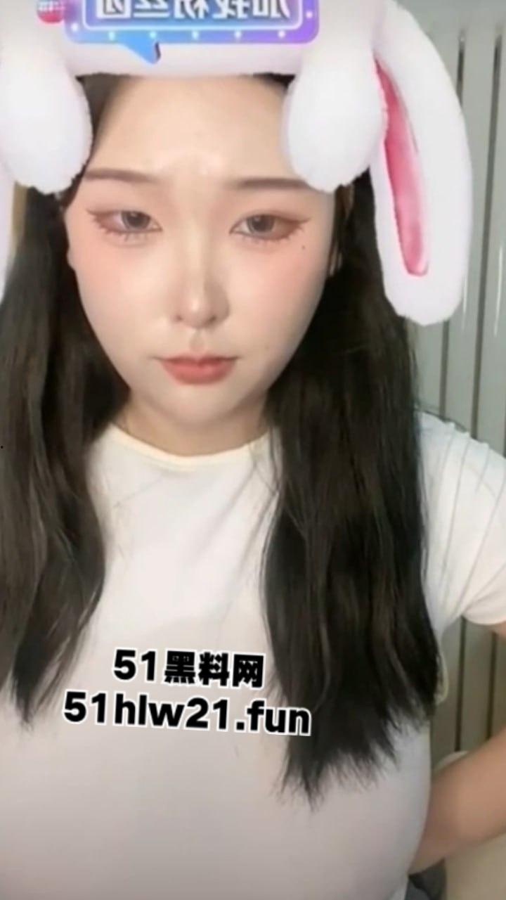 湖北抖音网红【丫丫有肉】身材超傲人的骚母狗，直播时各种走光露点，看着这骚逼是故意的啊。-3