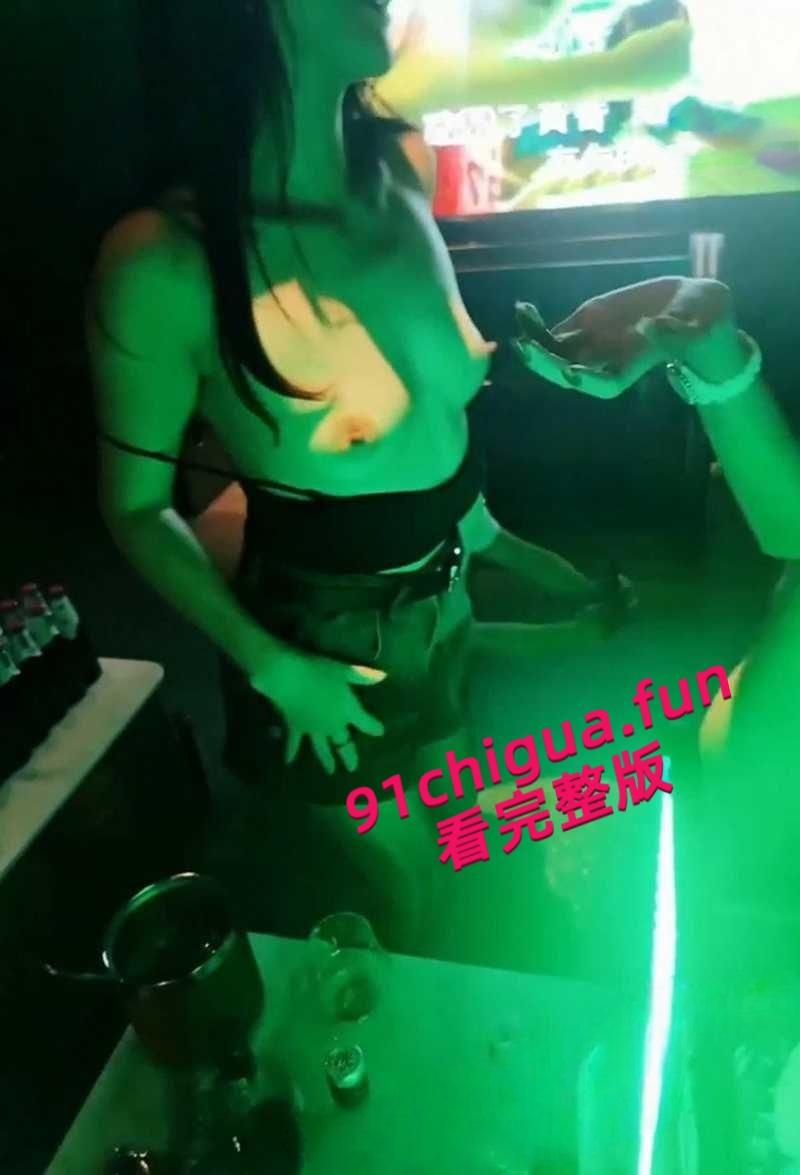 极品人妻【小鲸鱼】KTV淫趴视频流出，闺蜜当众露逼揉奶狂跳骚舞撩拨群男，少妇还是更会玩啊！-4