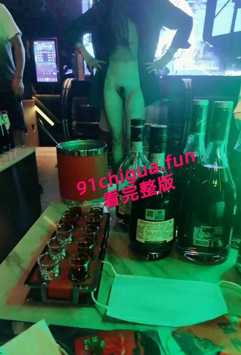 极品人妻【小鲸鱼】KTV淫趴视频流出，闺蜜当众露逼揉奶狂跳骚舞撩拨群男，少妇还是更会玩啊！-8