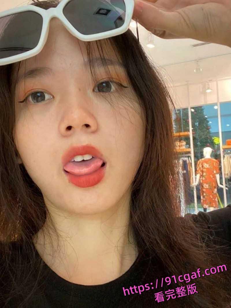 骚货偷情出轨成性被发现后继续出轨 男友一怒之下曝光她下跪道歉和性爱视频！-1