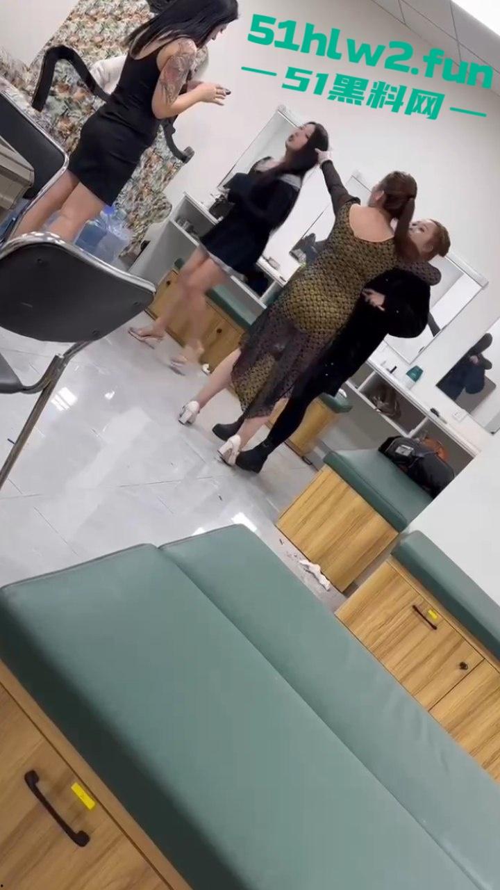 按摩会所女技师吵架，在候场房俩骚鸡对战露出大胸器那一刻，这姐妹就已经赢了这大奶子太顶了。-3