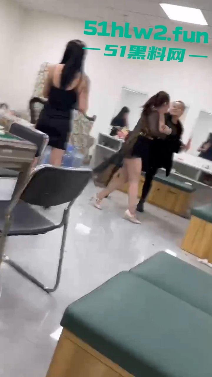 按摩会所女技师吵架，在候场房俩骚鸡对战露出大胸器那一刻，这姐妹就已经赢了这大奶子太顶了。-8