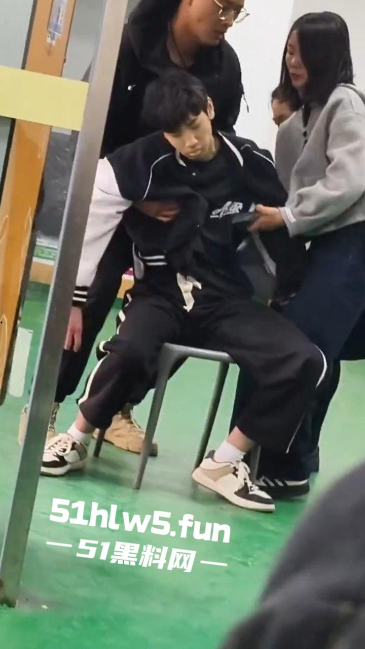 广东深圳安费诺电子厂，少年员工突然晕倒嘴唇发白面无血色，资本的压榨还真是狠啊。-2