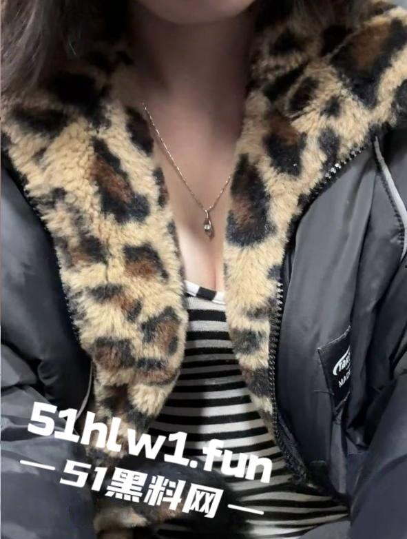 独家曝光！湖北19岁母狗【邵丽燏】库底咖啡营业员，在寝室给主人拍自慰视频做任务小处女被调教成骚母狗！-5