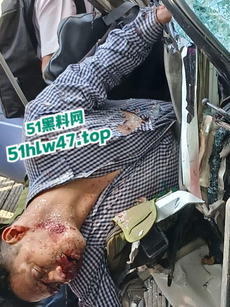 【血腥恐怖】印尼发生惨烈车祸，超速行驶失控后撞上前方货车，导致多人死亡司机直接面目全非。-1