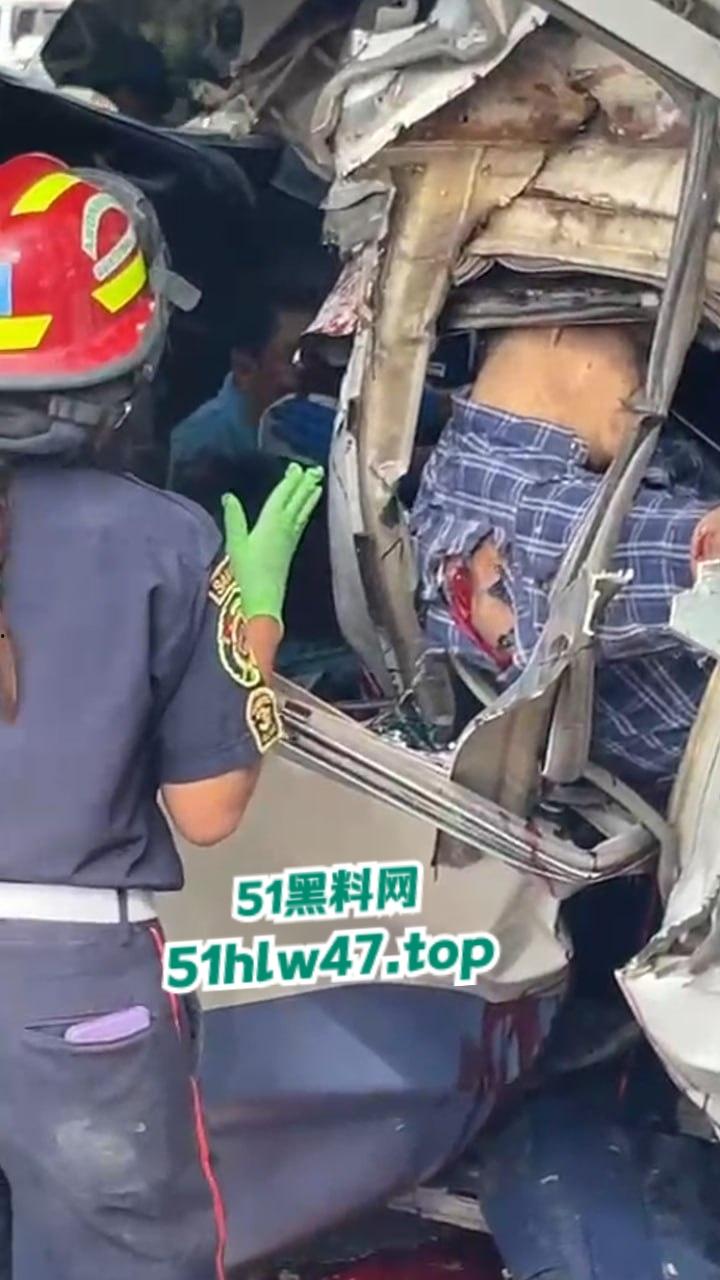 【血腥恐怖】印尼发生惨烈车祸，超速行驶失控后撞上前方货车，导致多人死亡司机直接面目全非。-3