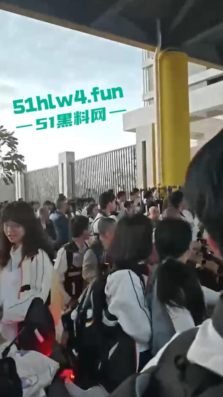 汕头二中拆门事件，林校长的规章制度到底是不是拿着鸡毛当令箭呢？引起了学生反抗情绪！-4