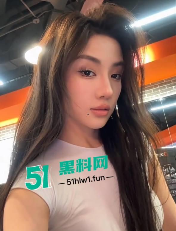 堪称抖音最强反差婊【殷萧童】的大瓜吃了吗，直播双开一半抖音一半黄播的女主现化身名媛妄想挣脱互联网记忆。-7