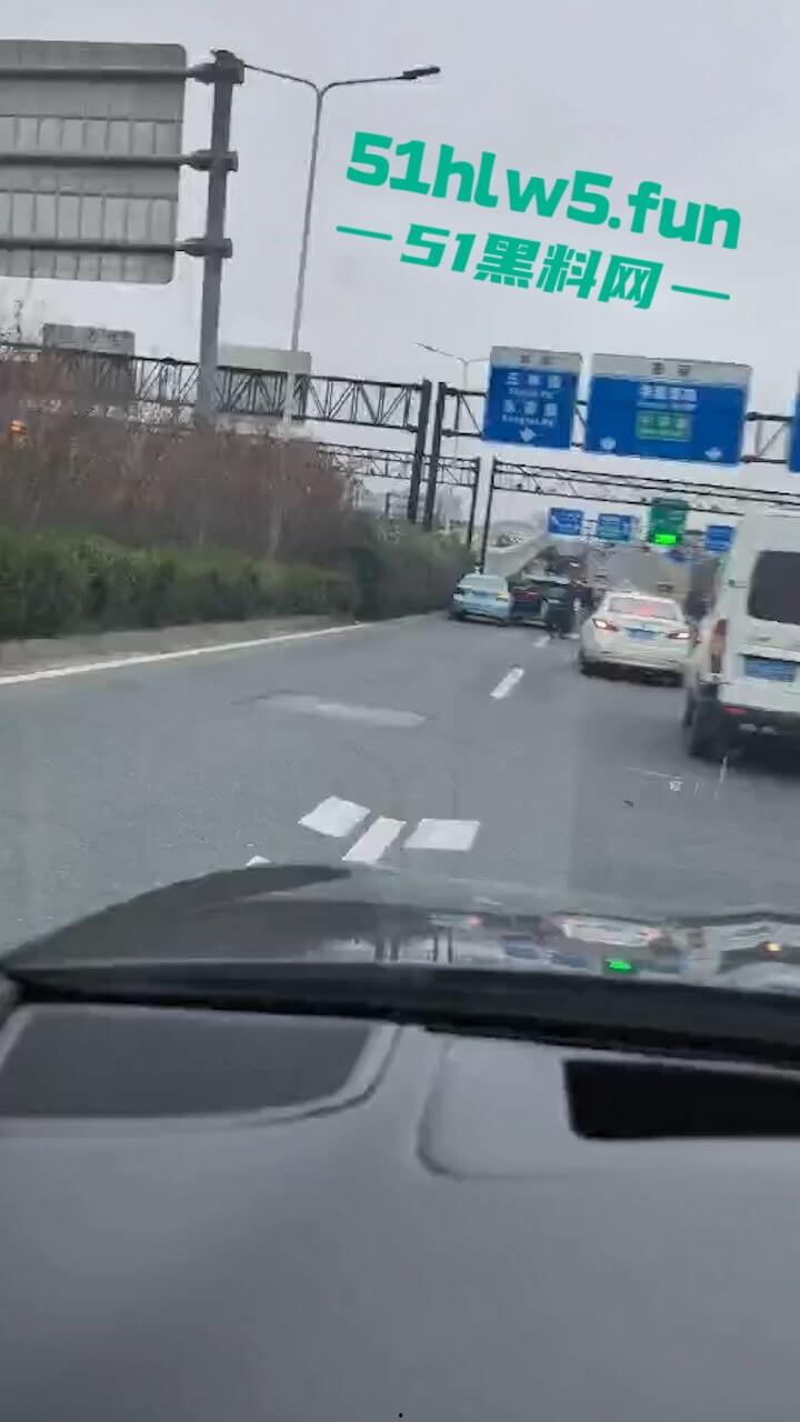 苏州出轨大妈偷会情夫，被儿子开路虎狂追别停，秃头情夫被当街暴打小命归西。-1