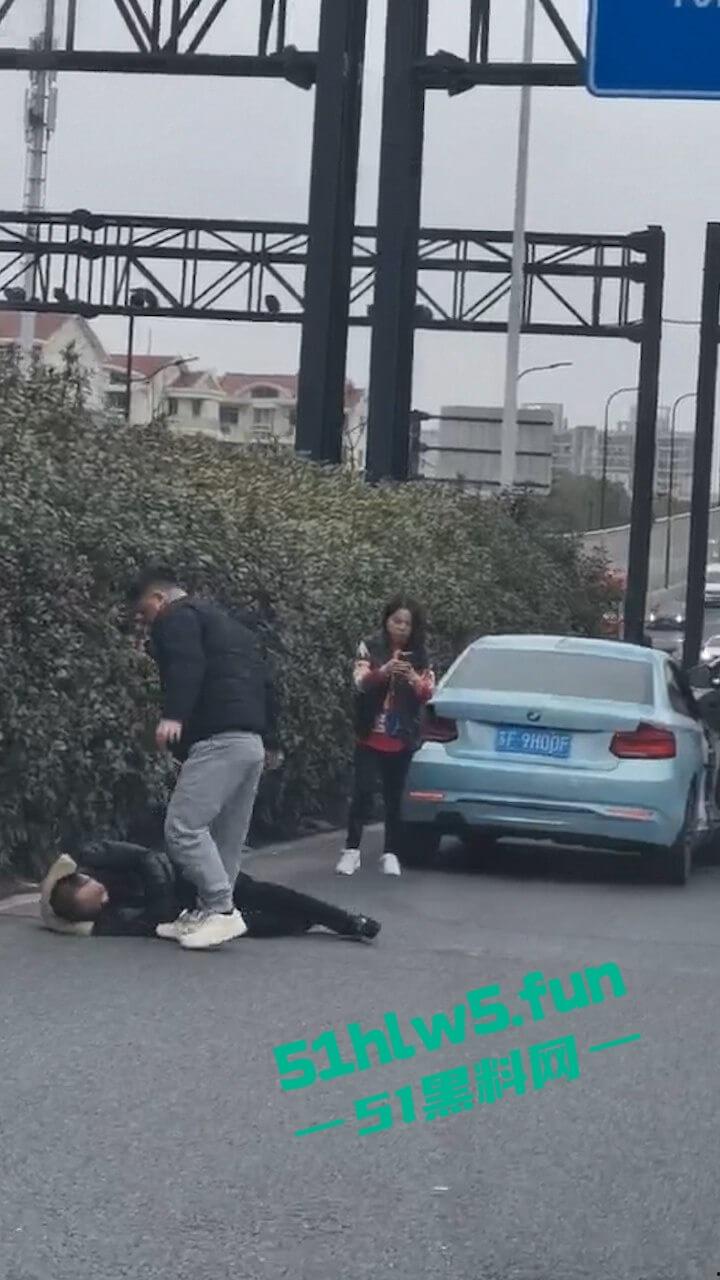 苏州出轨大妈偷会情夫，被儿子开路虎狂追别停，秃头情夫被当街暴打小命归西。-8