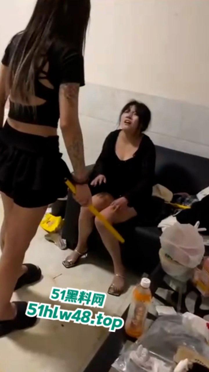 纹身小妹霸凌女同学现场视频曝光，铁棍对待凌辱虐待简直太过分太畜生了！-1