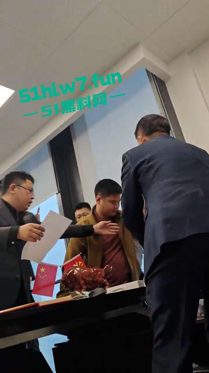 炸裂！大成佛山律所秘书【黄晓蕾】色诱主任上位，引发合伙人不满办公室大打出手。-2