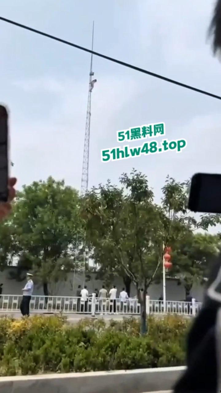 瓜友实拍裸女被绑电线杆，疑似是主人的任务逼迫美女爬上信号塔，再将其绑住完美展示。-1