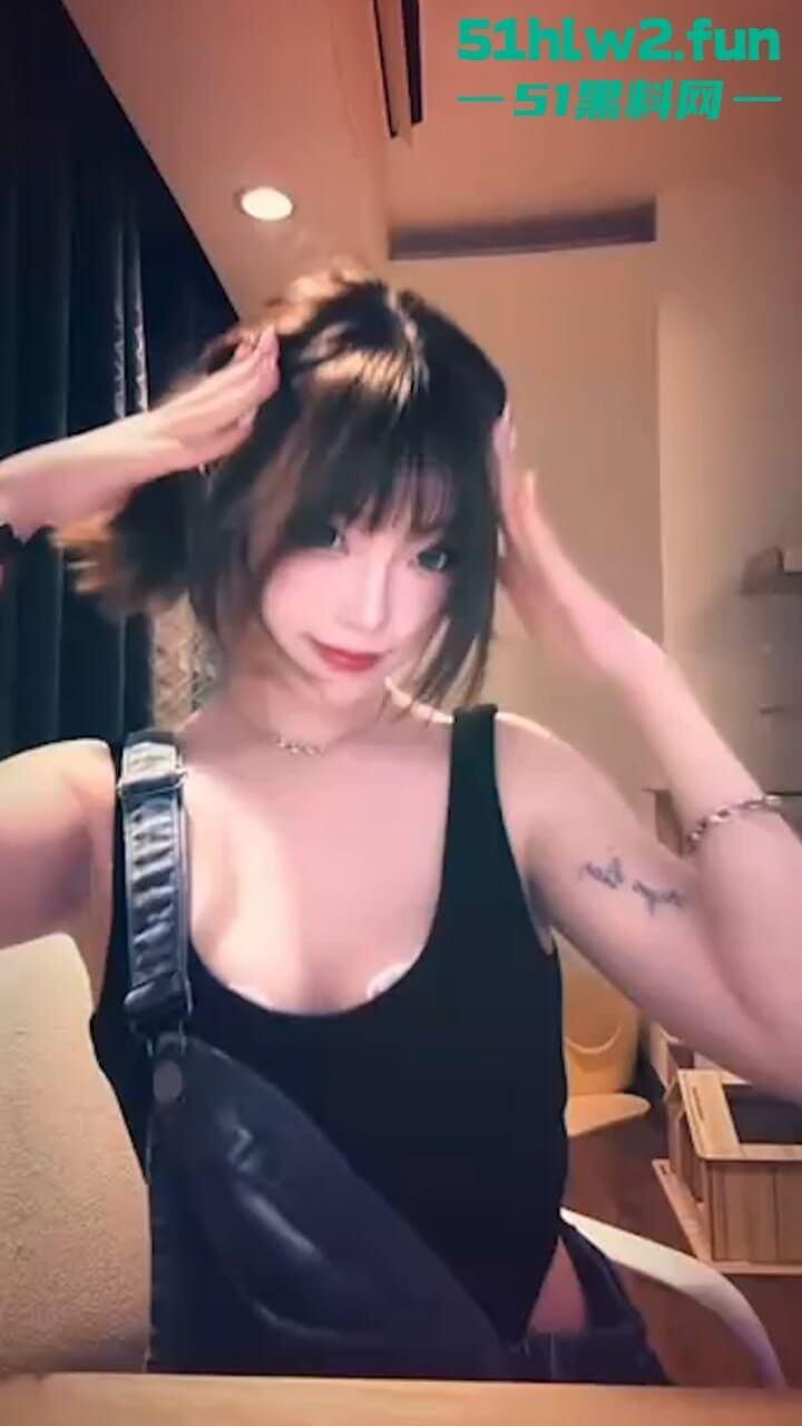 抖音清纯巨乳网红【39】私下泰国当性爱伴游被粉丝认出，揉奶抠穴无套爆性爱视频曝光。-3