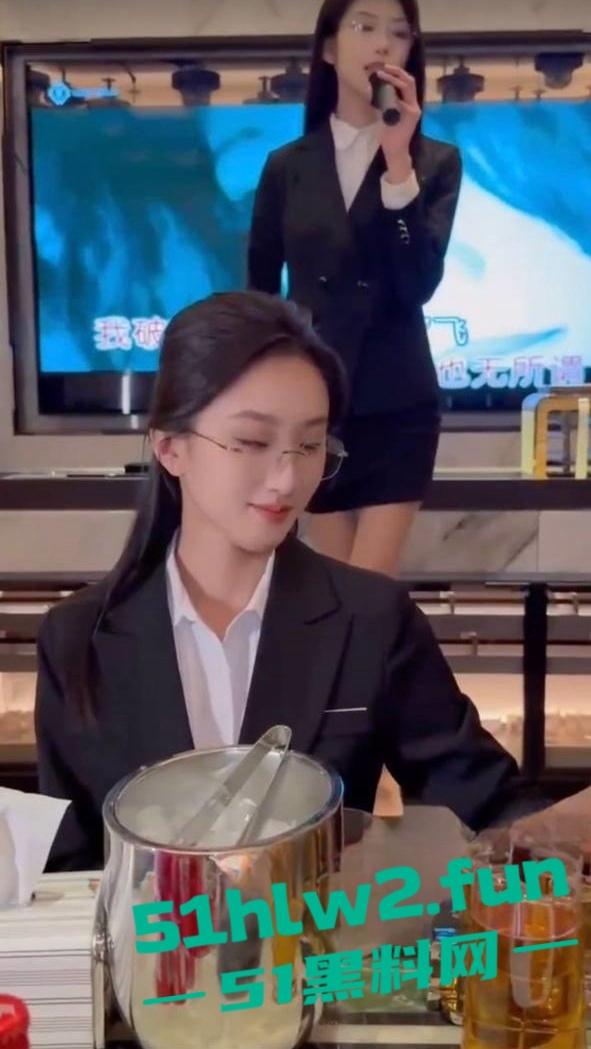 职业装KTV行政小妹你看了吗，带你领略当下最流行的顶级颜值陪酒小妹跪式服务包你满意！-5