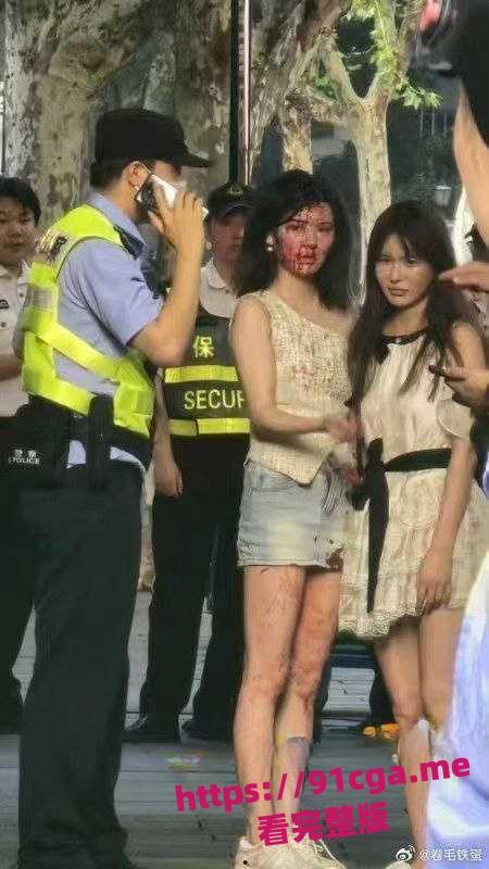 上海街头搭讪美女，搭讪失败下头男打人满脸是血  #下头男#打架#搭讪-2