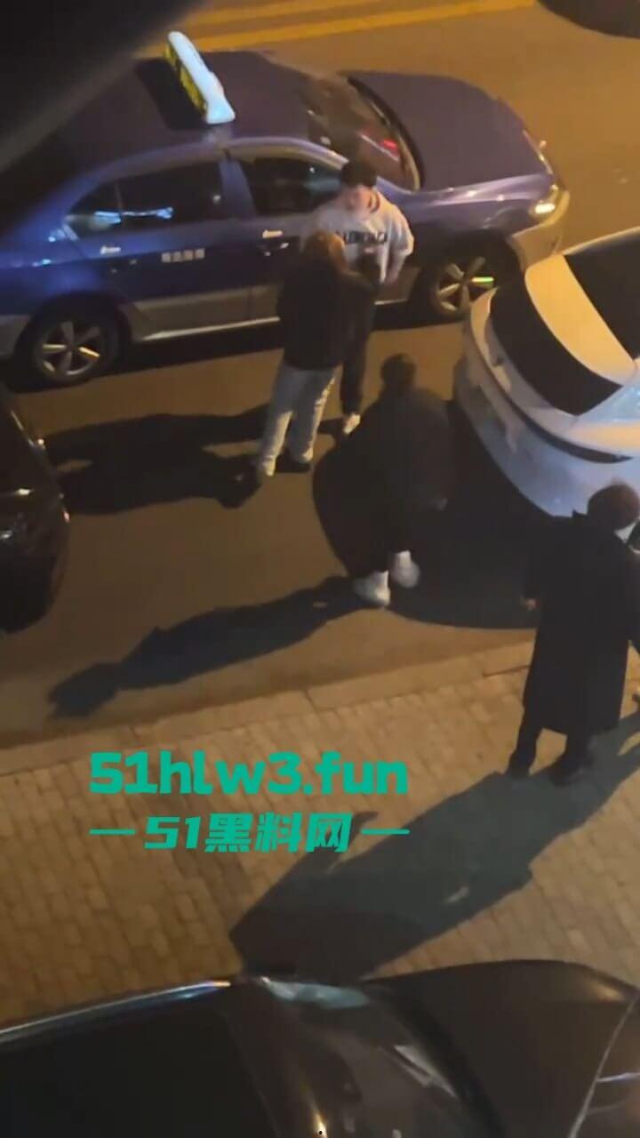 青岛嚣张小太妹醉酒打车辱骂司机被对方一拳KO，当场歇菜，实拍视频曝光！-5