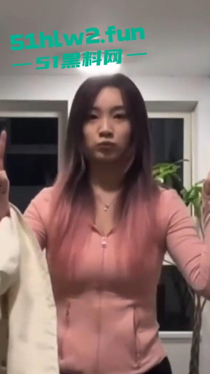 高颜值长腿学生妹，为了钱下海做伴游成金主大叔包养的金丝雀，白天仙气飘飘晚上变身母狗，忘我吃鸡骚气四溢。-8