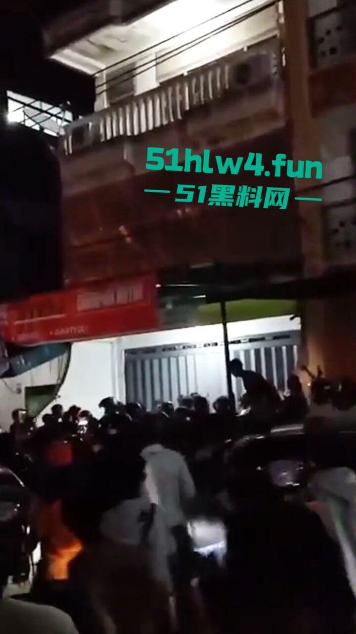 印尼一诈骗公司老板，通过理财诈骗方式骗取当地许多百姓钱财，被抓住后围追堵截，这身手真是了得啊。-5