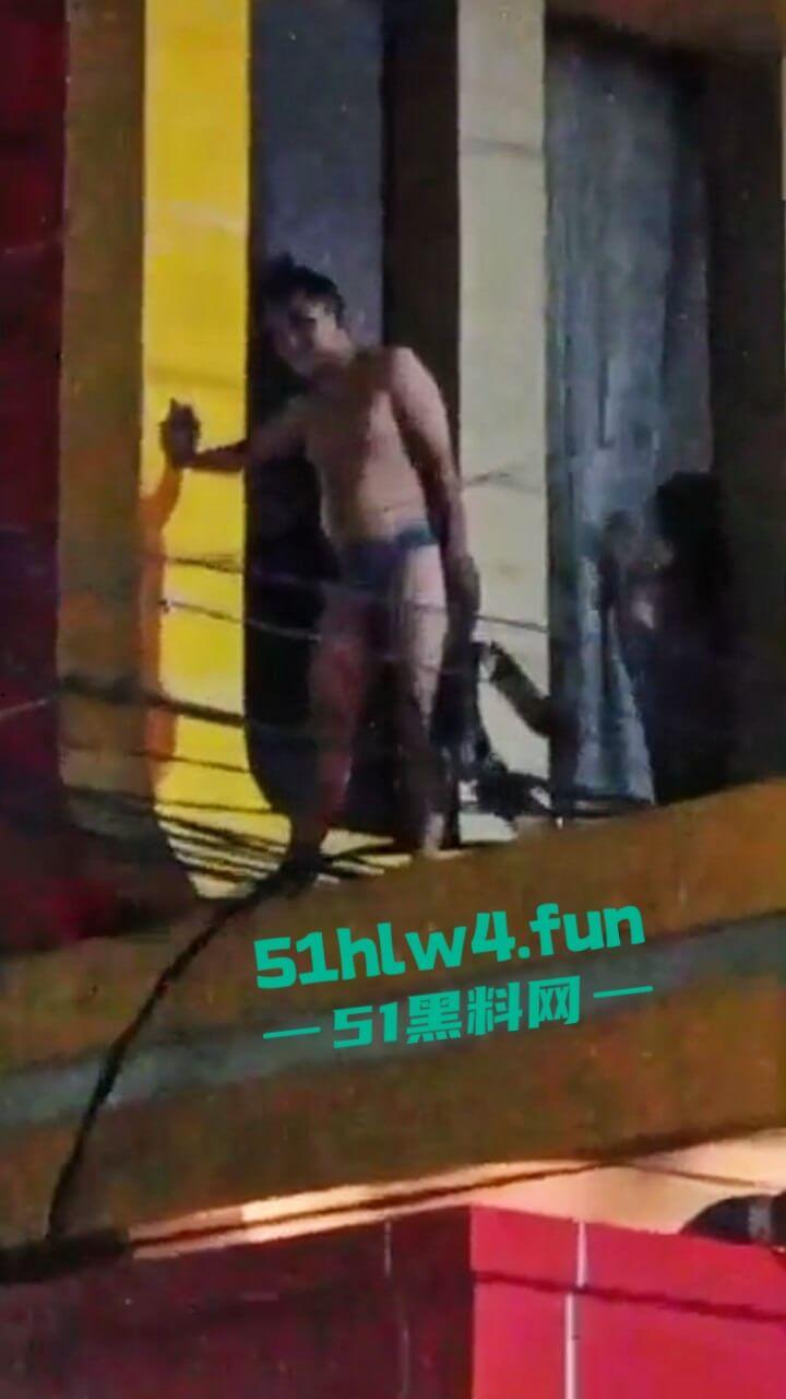 印尼一诈骗公司老板，通过理财诈骗方式骗取当地许多百姓钱财，被抓住后围追堵截，这身手真是了得啊。-8