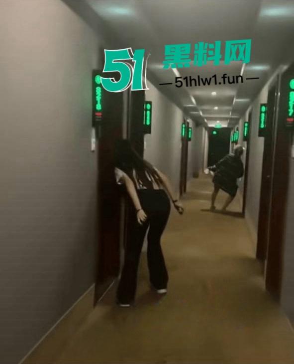 闺蜜一起住酒店惊现隔壁男女在床上打架，一直在叫爸爸求饶屁股打的啪啪响整层楼都震耳欲聋。-5