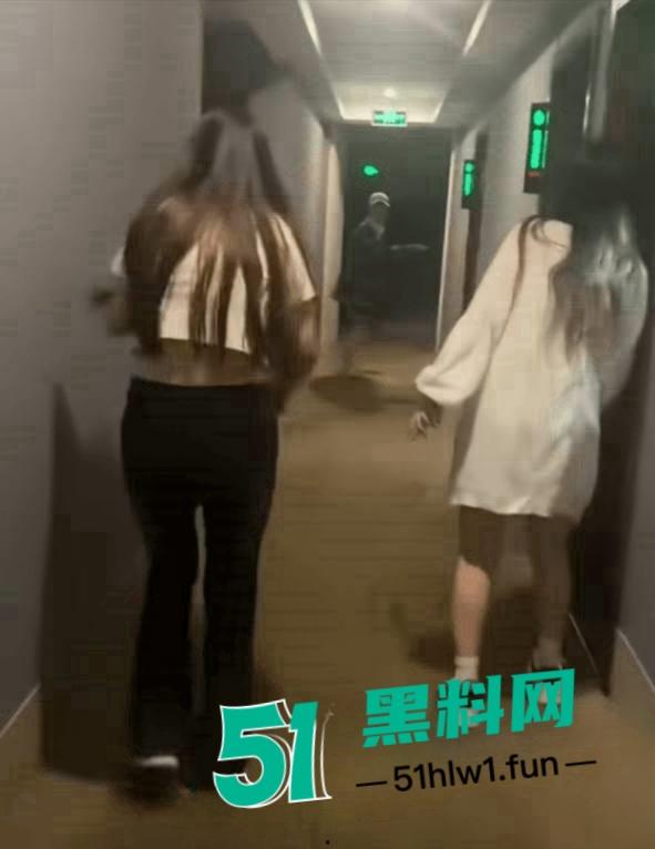 闺蜜一起住酒店惊现隔壁男女在床上打架，一直在叫爸爸求饶屁股打的啪啪响整层楼都震耳欲聋。-7