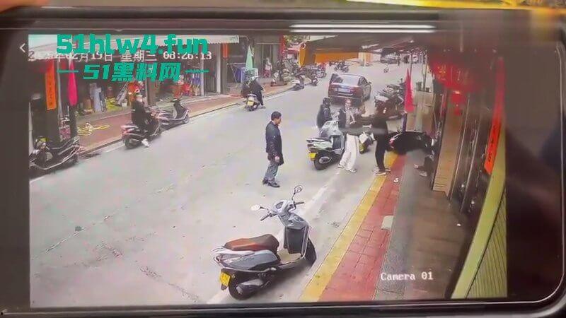 广东汕尾狗男女偷情被发现，原配开车撞男小三，下死手暴力殴打人差点没了！-3