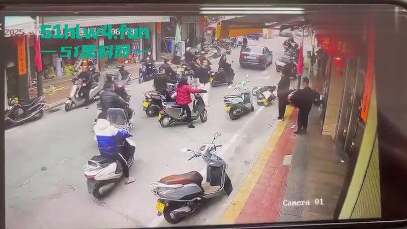 广东汕尾狗男女偷情被发现，原配开车撞男小三，下死手暴力殴打人差点没了！-5